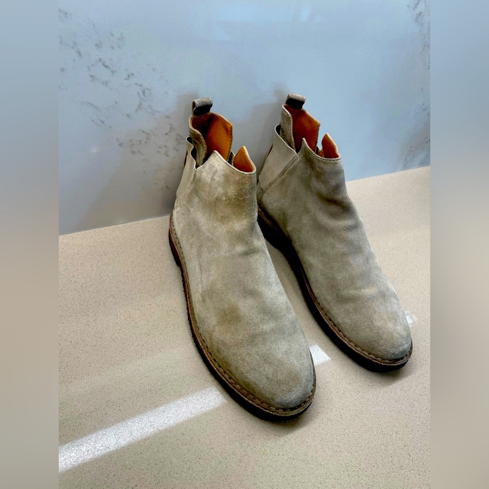 Barneys New York Suede Beige stylish mens Boots 7M, Made in Italy